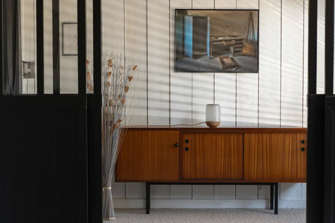 Environnement esthétique avec la lampe soleil de table posé sur un buffet et éteinte qui s'harmonise parfaitement avec son environnement