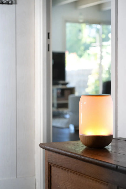 Lampe soleil posé sur un meuble avec des couleurs chaude dans un environnement lumineux