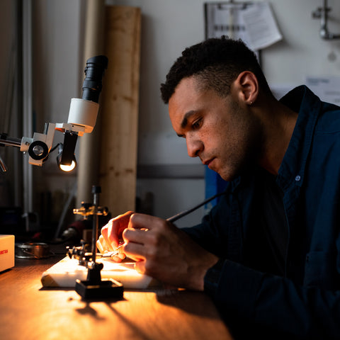 Un homme qui réalise une soudure électronique