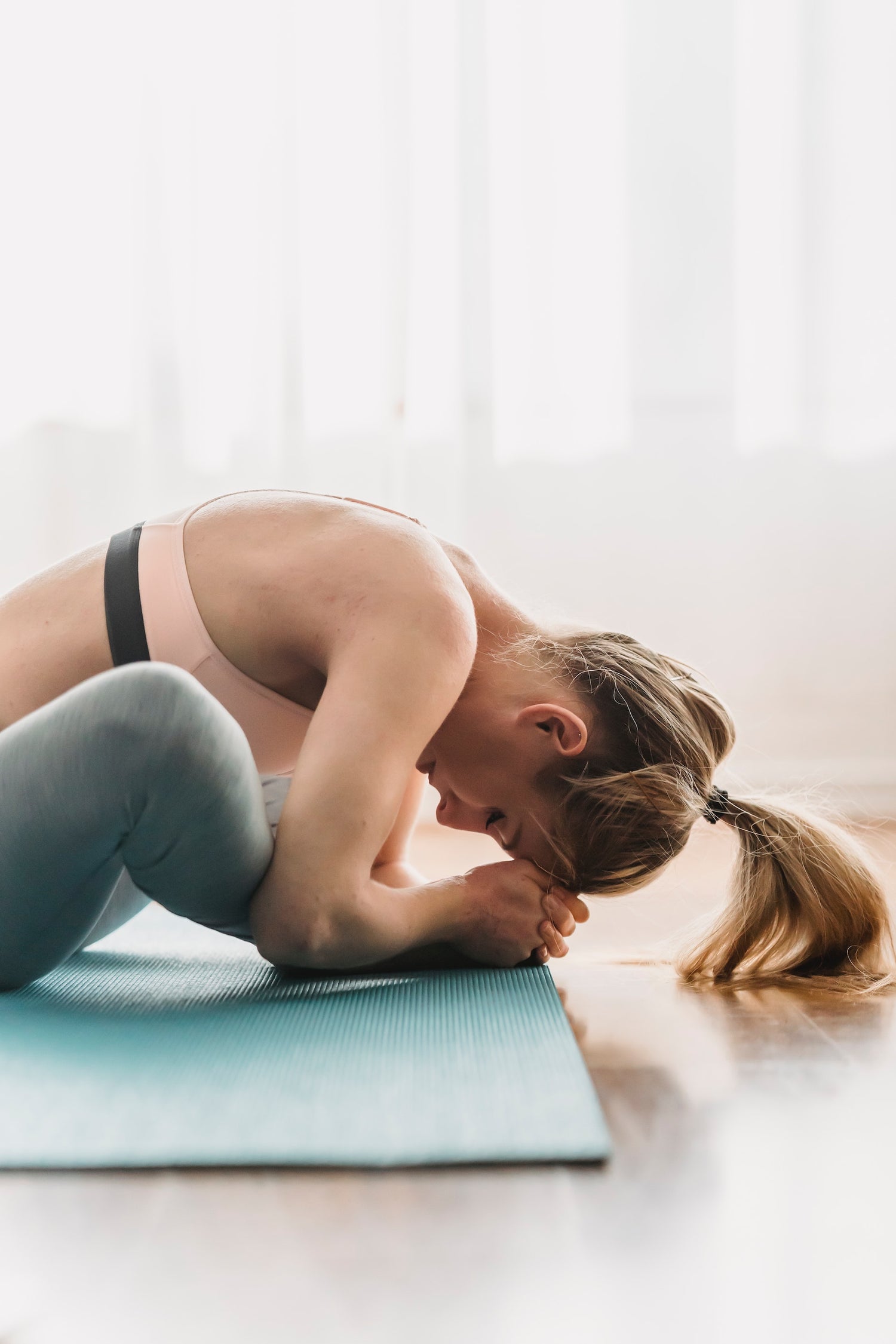 Une femme faisant sa scéance de yoga avec une lumiere naturelle de luminotherapie