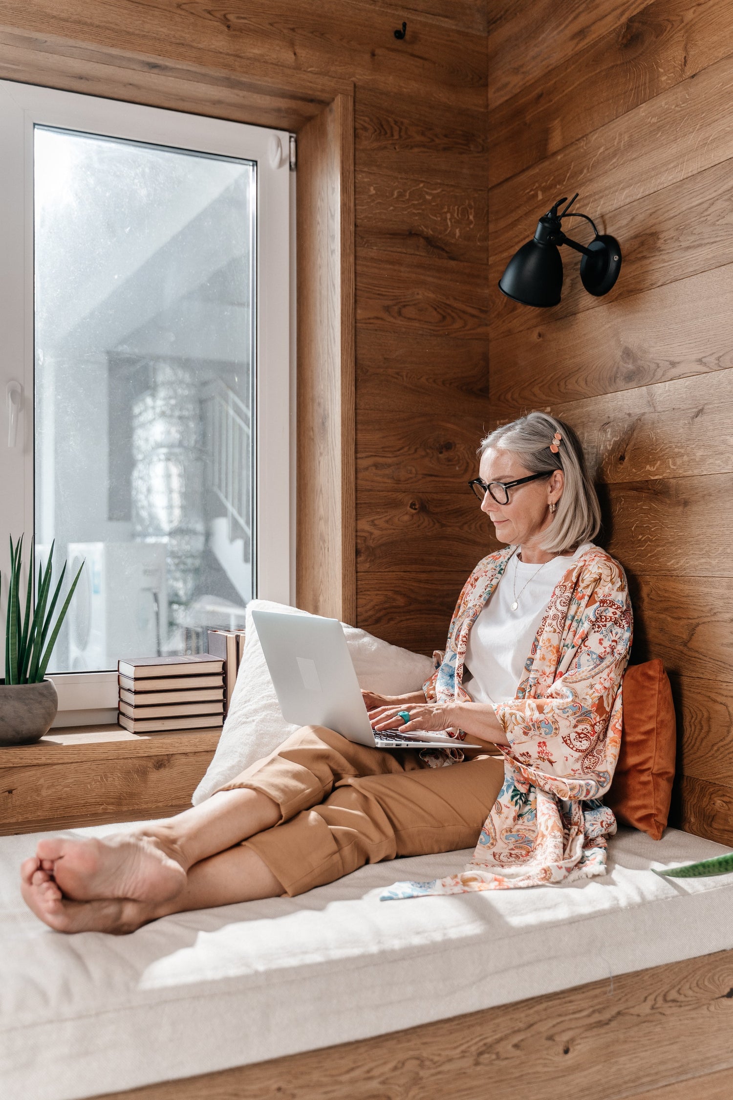 Une femme travaillant confortablement dans son espace zen