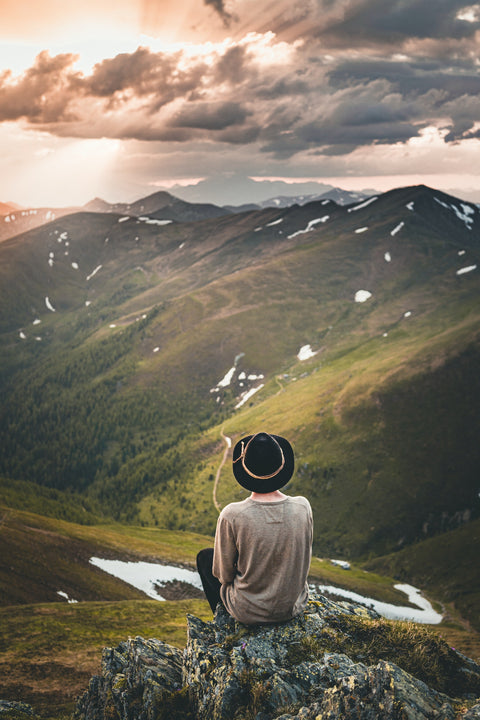 Illustration symbolisant la réduction de l'anxiété et la recherche de la paix intérieure, représentant des éléments tels que la méditation, la respiration profonde et le bien-être mental et physique